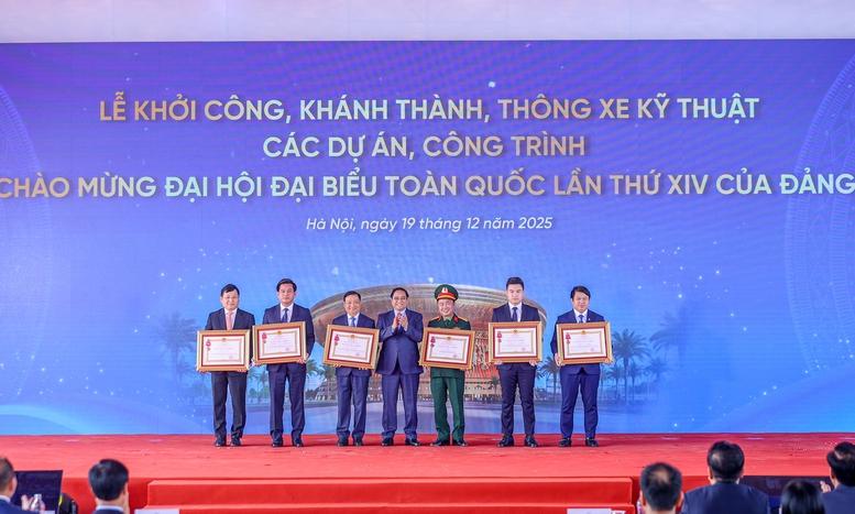 Thủ tướng: Triển khai các dự án trọng điểm quốc gia "thần tốc, táo bạo, sáng tạo, bứt phá, an toàn, chất lượng"- Ảnh 8.