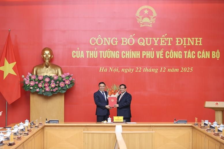 Thủ tướng trao Quyết định giao Quyền Bộ trưởng Bộ Công Thương- Ảnh 3. Thủ tướng trao Quyết định giao Quyền Bộ trưởng Bộ Công Thương- Ảnh 3.