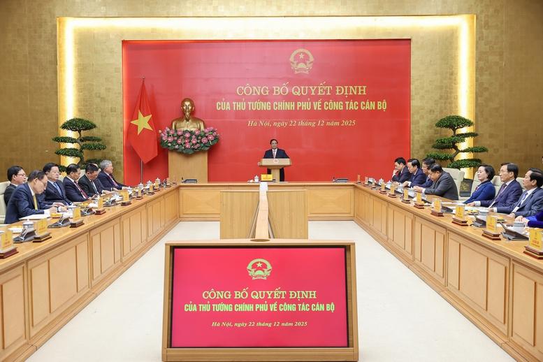 Thủ tướng trao Quyết định giao Quyền Bộ trưởng Bộ Công Thương- Ảnh 1. Thủ tướng trao Quyết định giao Quyền Bộ trưởng Bộ Công Thương- Ảnh 1.