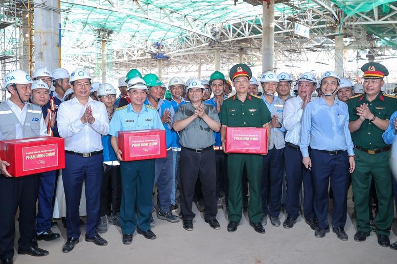 THỦ TƯỚNG CHÍNH PHỦ PHẠM MINH CHÍNH TRẢ LỜI PHỎNG VẤN BÁO CHÍ NHÂN NĂM MỚI 2026- Ảnh 2. THỦ TƯỚNG CHÍNH PHỦ PHẠM MINH CHÍNH TRẢ LỜI PHỎNG VẤN BÁO CHÍ NHÂN NĂM MỚI 2026- Ảnh 2.