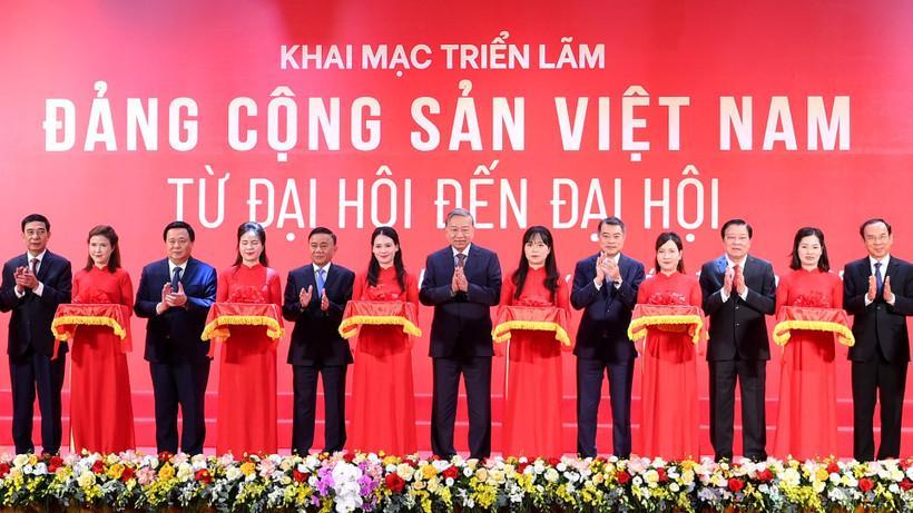 Tổng Bí thư Tô Lâm và các đồng chí lãnh đạo Đảng, Nhà nước cắt băng khai mạc Triển lãm “Đảng Cộng sản Việt Nam-Từ Đại hội đến Đại hội”. (Ảnh ĐĂNG KHOA)