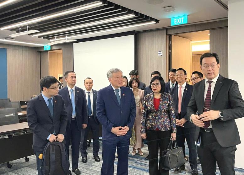 Phó Thủ tướng Nguyễn Hòa Bình làm việc với các cơ quan, doanh nghiệp, nhà đầu tư Singapore để thúc đẩy hợp tác trong lĩnh vực trung tâm tài chính- Ảnh 1.