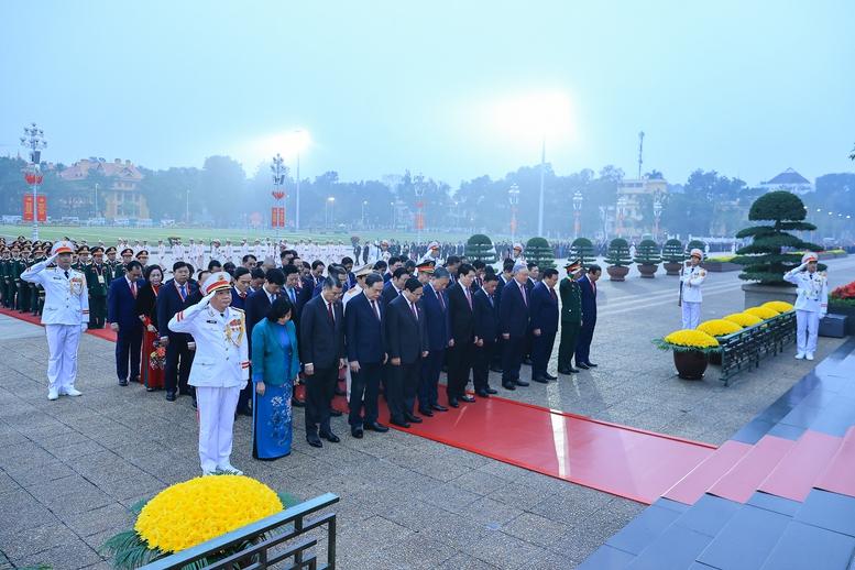 Đại biểu dự Đại hội Đảng lần thứ XIV vào Lăng viếng Chủ tịch Hồ Chí Minh- Ảnh 4.