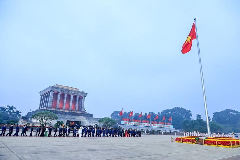 Đại biểu dự Đại hội Đảng lần thứ XIV vào Lăng viếng Chủ tịch Hồ Chí Minh- Ảnh 10.
