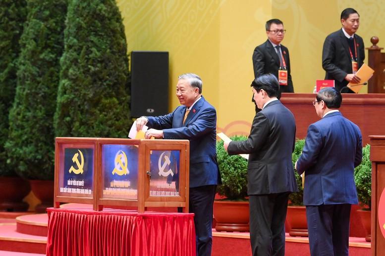 CHÙM ẢNH: Bỏ phiếu Bầu Ban Chấp hành Trung ương Đảng khóa XIV- Ảnh 4. CHÙM ẢNH: Bỏ phiếu Bầu Ban Chấp hành Trung ương Đảng khóa XIV- Ảnh 4.