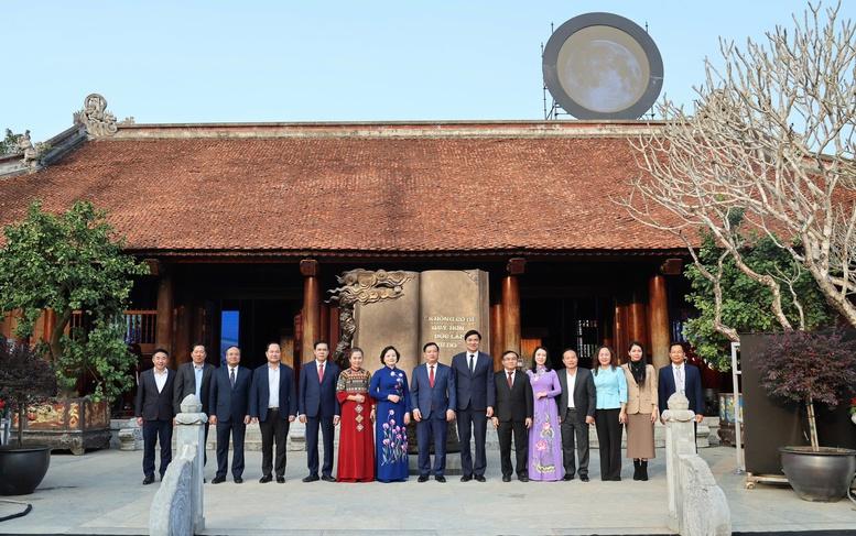 Phó Thủ tướng Phạm Thị Thanh Trà dâng hương tưởng niệm Chủ tịch Hồ Chí Minh tại Khu di tích Kim Liên- Ảnh 4.