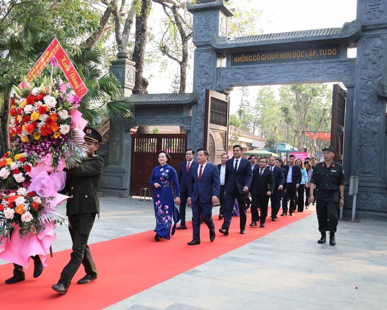 Phó Thủ tướng Phạm Thị Thanh Trà dâng hương tưởng niệm Chủ tịch Hồ Chí Minh tại Khu di tích Kim Liên- Ảnh 1.
