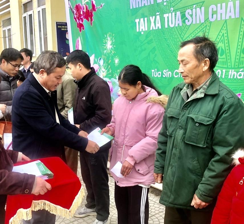 Đồng chí Giàng A Tính - Phó Chủ tịch UBND tỉnh dự chương trình trao quà tết tại xã Tủa Sín Chải