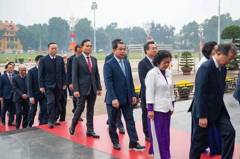 Lãnh đạo Đảng, Nhà nước vào Lăng viếng Chủ tịch Hồ Chí Minh nhân kỷ niệm 96 năm Ngày thành lập Đảng Cộng sản Việt Nam- Ảnh 4. Lãnh đạo Đảng, Nhà nước vào Lăng viếng Chủ tịch Hồ Chí Minh nhân kỷ niệm 96 năm Ngày thành lập Đảng Cộng sản Việt Nam- Ảnh 4.