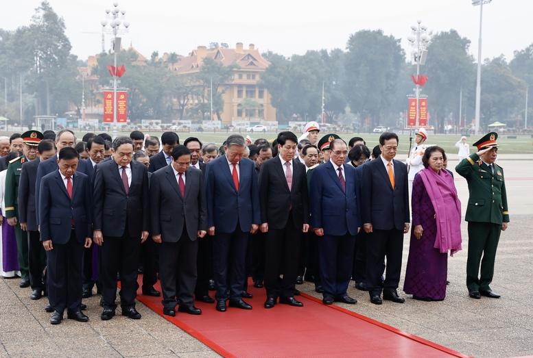 Lãnh đạo Đảng, Nhà nước vào Lăng viếng Chủ tịch Hồ Chí Minh nhân kỷ niệm 96 năm Ngày thành lập Đảng Cộng sản Việt Nam- Ảnh 2. Lãnh đạo Đảng, Nhà nước vào Lăng viếng Chủ tịch Hồ Chí Minh nhân kỷ niệm 96 năm Ngày thành lập Đảng Cộng sản Việt Nam- Ảnh 2.