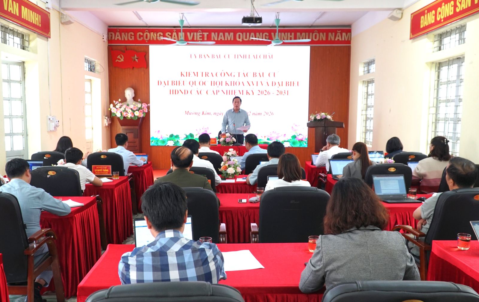 Đoàn kiểm tra Ủy ban bầu cử tỉnh dâng hương tại Nhà truyền thống Khu di tích lịch sử bản Lướt và kiểm tra công tác bầu cử tại xã Mường Kim