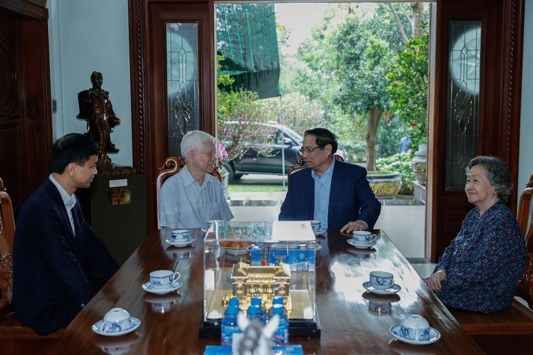 Thủ tướng Phạm Minh Chính dâng hương các cố lãnh đạo Đảng, Nhà nước và thăm, chúc Tết nguyên lãnh đạo Đảng, Nhà nước- Ảnh 8.