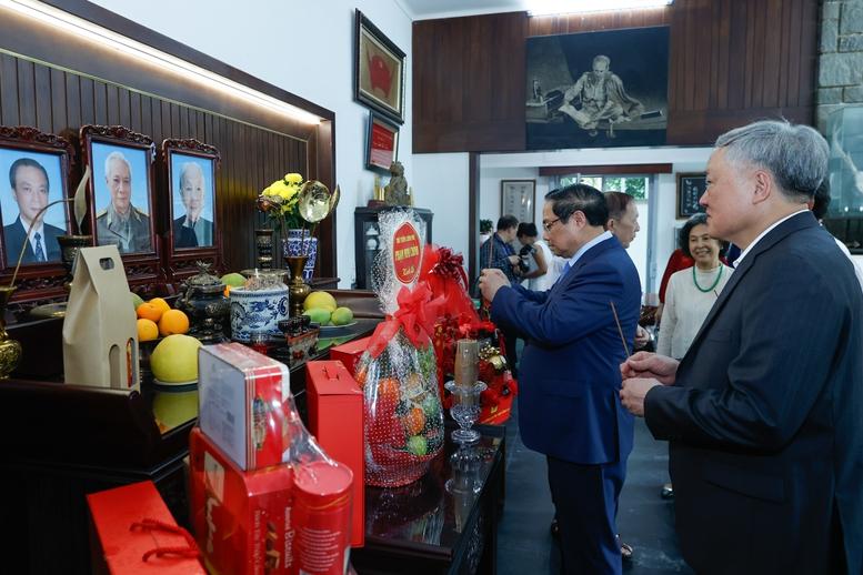 Thủ tướng Phạm Minh Chính dâng hương các cố lãnh đạo Đảng, Nhà nước và thăm, chúc Tết nguyên lãnh đạo Đảng, Nhà nước- Ảnh 11.