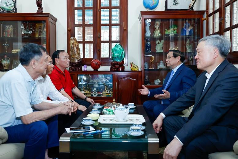 Thủ tướng Phạm Minh Chính dâng hương các cố lãnh đạo Đảng, Nhà nước và thăm, chúc Tết nguyên lãnh đạo Đảng, Nhà nước- Ảnh 7.