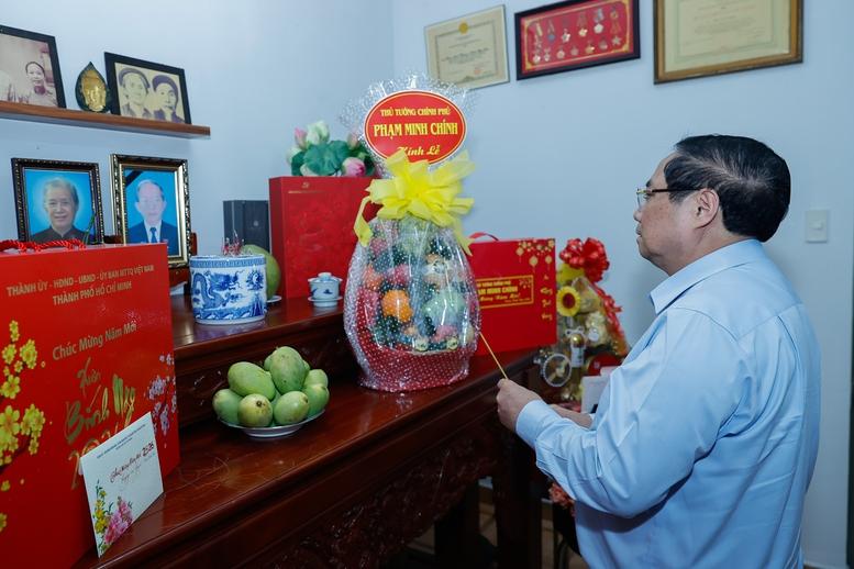 Thủ tướng Phạm Minh Chính dâng hương các cố lãnh đạo Đảng, Nhà nước và thăm, chúc Tết nguyên lãnh đạo Đảng, Nhà nước- Ảnh 13.