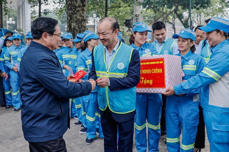 Thủ tướng Phạm Minh Chính cảm ơn, tặng quà công nhân vệ sinh môi trường tại Thủ đô- Ảnh 2. Thủ tướng Phạm Minh Chính cảm ơn, tặng quà công nhân vệ sinh môi trường tại Thủ đô- Ảnh 2.