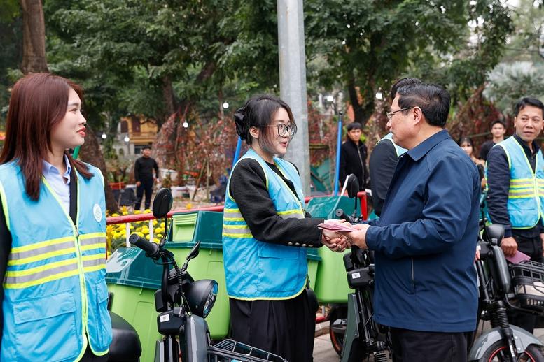 Thủ tướng Phạm Minh Chính cảm ơn, tặng quà công nhân vệ sinh môi trường tại Thủ đô- Ảnh 11. Thủ tướng Phạm Minh Chính cảm ơn, tặng quà công nhân vệ sinh môi trường tại Thủ đô- Ảnh 11.