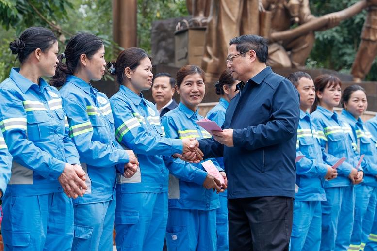 Thủ tướng Phạm Minh Chính cảm ơn, tặng quà công nhân vệ sinh môi trường tại Thủ đô- Ảnh 10. Thủ tướng Phạm Minh Chính cảm ơn, tặng quà công nhân vệ sinh môi trường tại Thủ đô- Ảnh 10.