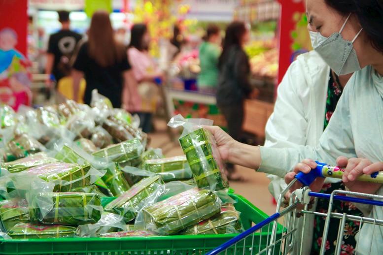 Mùng 3 Tết: Thị trường hàng hóa sôi động trở lại- Ảnh 1.