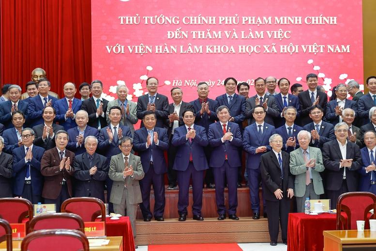Thủ tướng: Khoa học xã hội và nhân văn là nền tảng tư duy, là kim chỉ nam cho hoạch định đường lối- Ảnh 13.