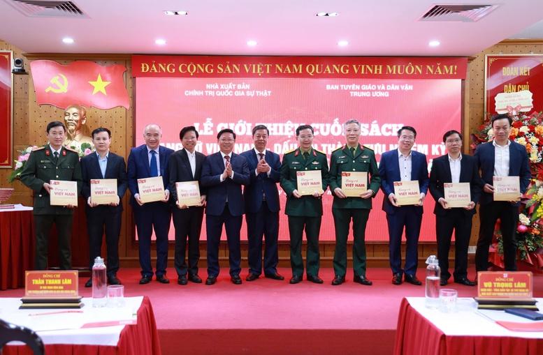 Giới thiệu cuốn sách về dấu ấn thành tựu nhiệm kỳ Đại hội lần thứ XIII của Đảng- Ảnh 3. Giới thiệu cuốn sách về dấu ấn thành tựu nhiệm kỳ Đại hội lần thứ XIII của Đảng- Ảnh 3.