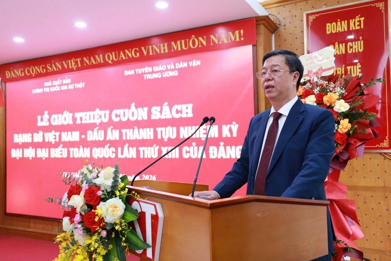 Giới thiệu cuốn sách về dấu ấn thành tựu nhiệm kỳ Đại hội lần thứ XIII của Đảng- Ảnh 1. Giới thiệu cuốn sách về dấu ấn thành tựu nhiệm kỳ Đại hội lần thứ XIII của Đảng- Ảnh 1.