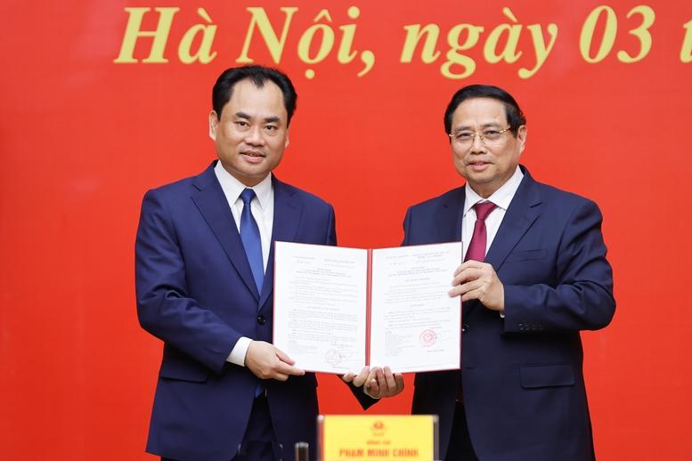 Thủ tướng trao quyết định chỉ định Phó Bí thư Đảng ủy Chính phủ và bổ nhiệm lãnh đạo 4 bộ, cơ quan ngang Bộ- Ảnh 7. Thủ tướng trao quyết định chỉ định Phó Bí thư Đảng ủy Chính phủ và bổ nhiệm lãnh đạo 4 bộ, cơ quan ngang Bộ- Ảnh 7.