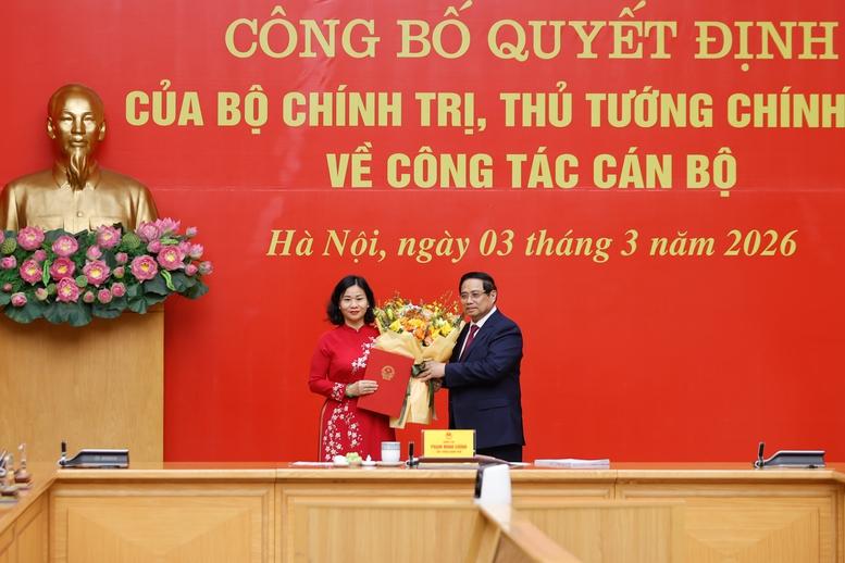 Thủ tướng trao quyết định chỉ định Phó Bí thư Đảng ủy Chính phủ và bổ nhiệm lãnh đạo 4 bộ, cơ quan ngang Bộ- Ảnh 3. Thủ tướng trao quyết định chỉ định Phó Bí thư Đảng ủy Chính phủ và bổ nhiệm lãnh đạo 4 bộ, cơ quan ngang Bộ- Ảnh 3.