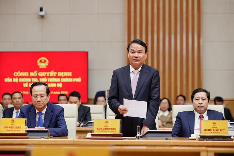 Thủ tướng trao quyết định chỉ định Phó Bí thư Đảng ủy Chính phủ và bổ nhiệm lãnh đạo 4 bộ, cơ quan ngang Bộ- Ảnh 11. Thủ tướng trao quyết định chỉ định Phó Bí thư Đảng ủy Chính phủ và bổ nhiệm lãnh đạo 4 bộ, cơ quan ngang Bộ- Ảnh 11.