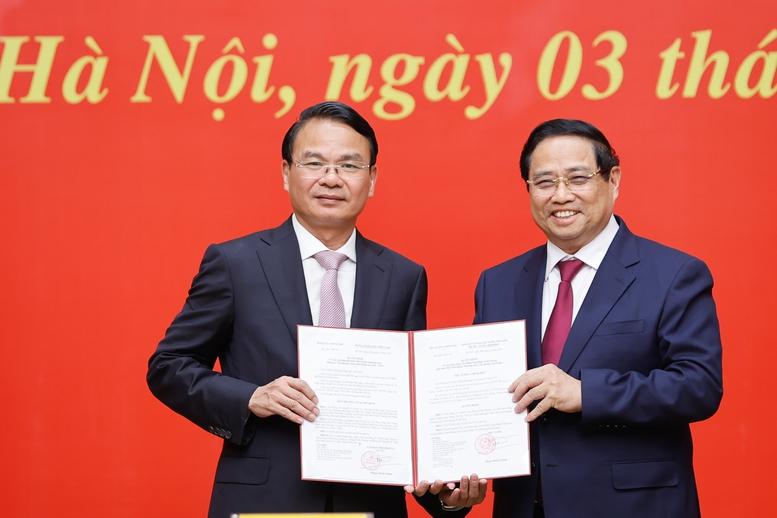 Thủ tướng trao quyết định chỉ định Phó Bí thư Đảng ủy Chính phủ và bổ nhiệm lãnh đạo 4 bộ, cơ quan ngang Bộ- Ảnh 4. Thủ tướng trao quyết định chỉ định Phó Bí thư Đảng ủy Chính phủ và bổ nhiệm lãnh đạo 4 bộ, cơ quan ngang Bộ- Ảnh 4.