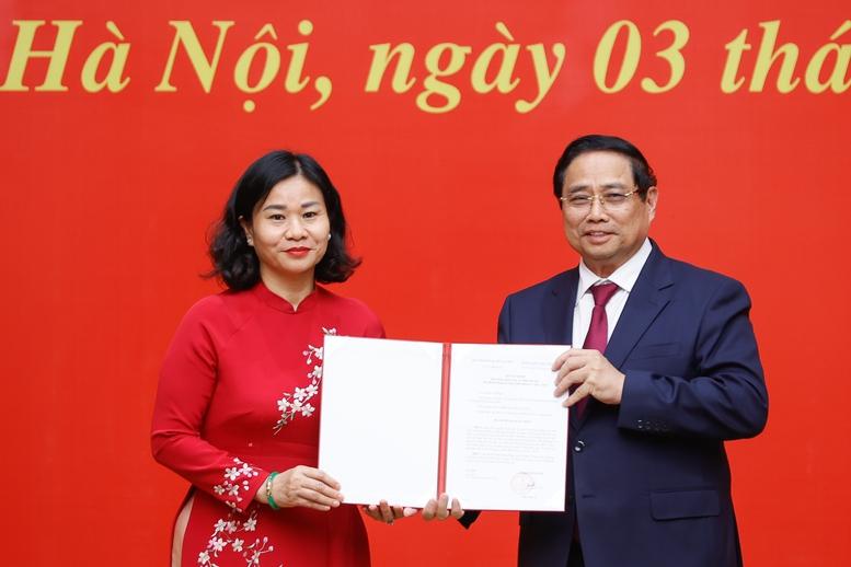 Thủ tướng trao quyết định chỉ định Phó Bí thư Đảng ủy Chính phủ và bổ nhiệm lãnh đạo 4 bộ, cơ quan ngang Bộ- Ảnh 2. Thủ tướng trao quyết định chỉ định Phó Bí thư Đảng ủy Chính phủ và bổ nhiệm lãnh đạo 4 bộ, cơ quan ngang Bộ- Ảnh 2.