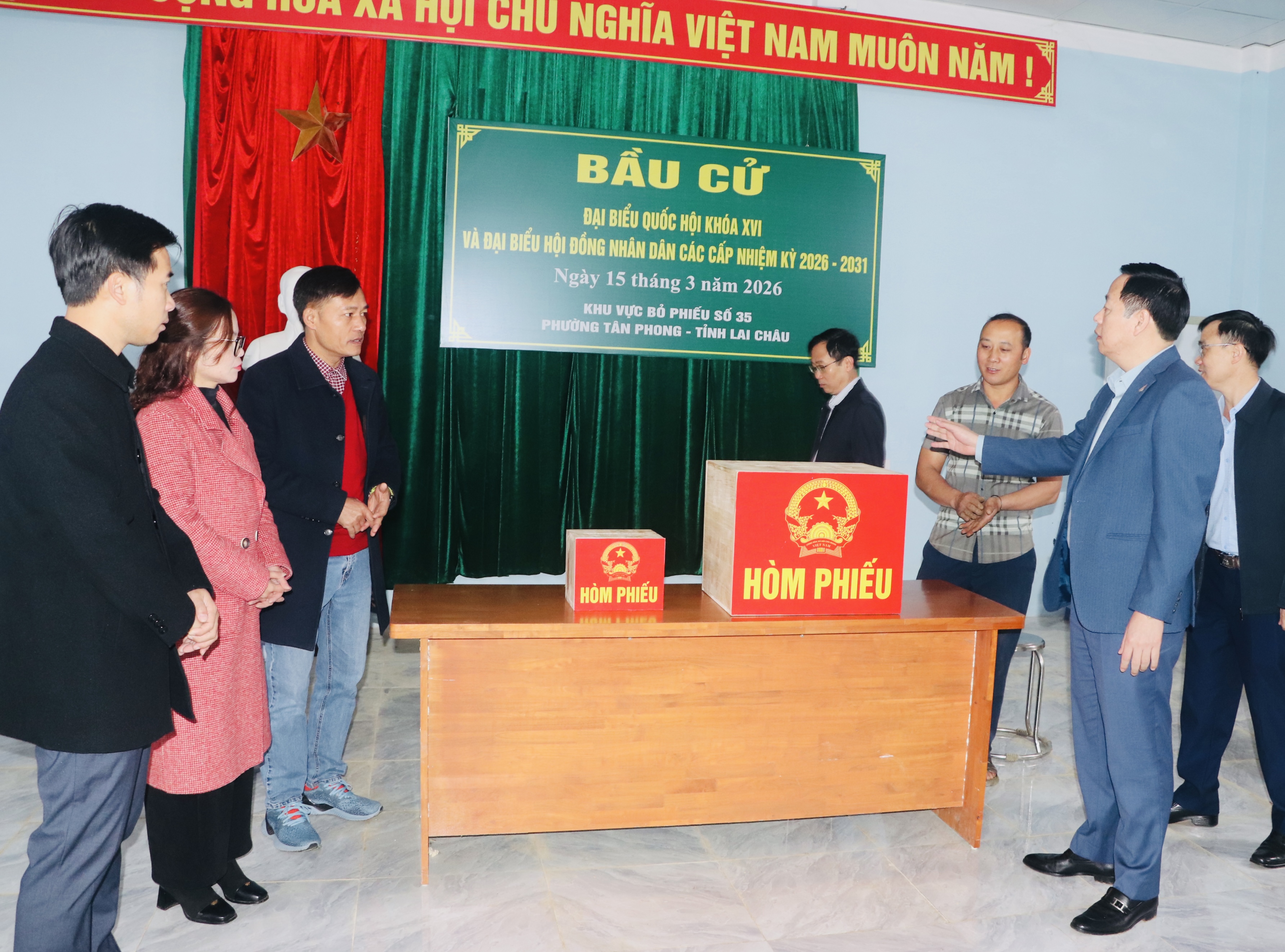 Chủ tịch UBND tỉnh Hà Quang Trung kiểm tra công tác chuẩn bị bầu cử tại phường Tân Phong