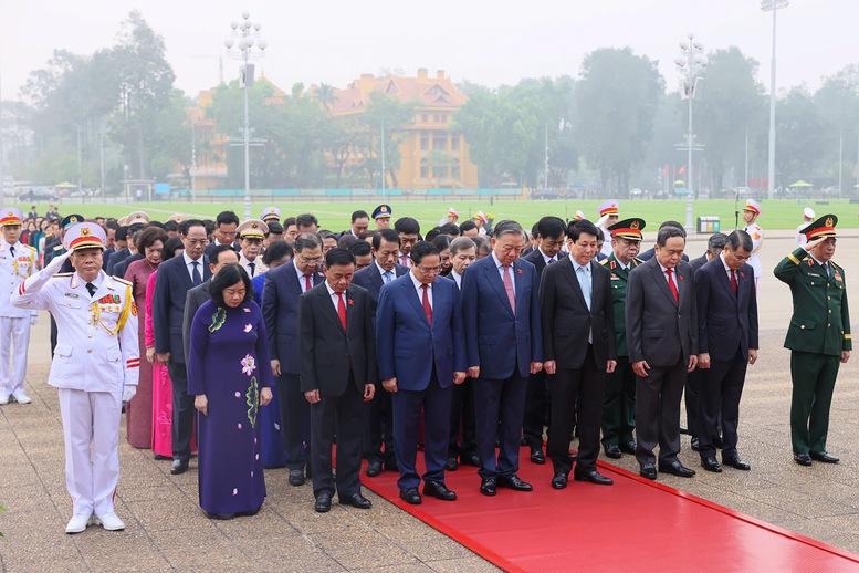 Đại biểu Quốc hội khóa XVI vào Lăng viếng Chủ tịch Hồ Chí Minh trước giờ khai mạc kỳ họp thứ nhất- Ảnh 2. Đại biểu Quốc hội khóa XVI vào Lăng viếng Chủ tịch Hồ Chí Minh trước giờ khai mạc kỳ họp thứ nhất- Ảnh 2.
