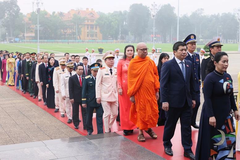 Đại biểu Quốc hội khóa XVI vào Lăng viếng Chủ tịch Hồ Chí Minh trước giờ khai mạc kỳ họp thứ nhất- Ảnh 4. Đại biểu Quốc hội khóa XVI vào Lăng viếng Chủ tịch Hồ Chí Minh trước giờ khai mạc kỳ họp thứ nhất- Ảnh 4.