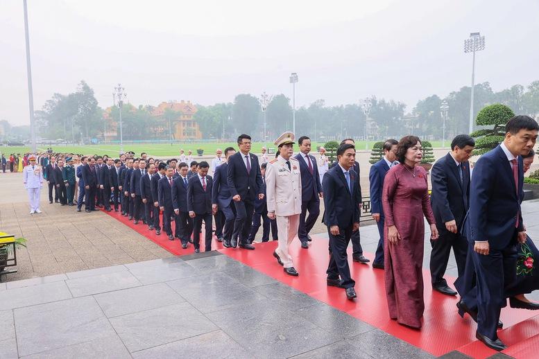 Đại biểu Quốc hội khóa XVI vào Lăng viếng Chủ tịch Hồ Chí Minh trước giờ khai mạc kỳ họp thứ nhất- Ảnh 3. Đại biểu Quốc hội khóa XVI vào Lăng viếng Chủ tịch Hồ Chí Minh trước giờ khai mạc kỳ họp thứ nhất- Ảnh 3.