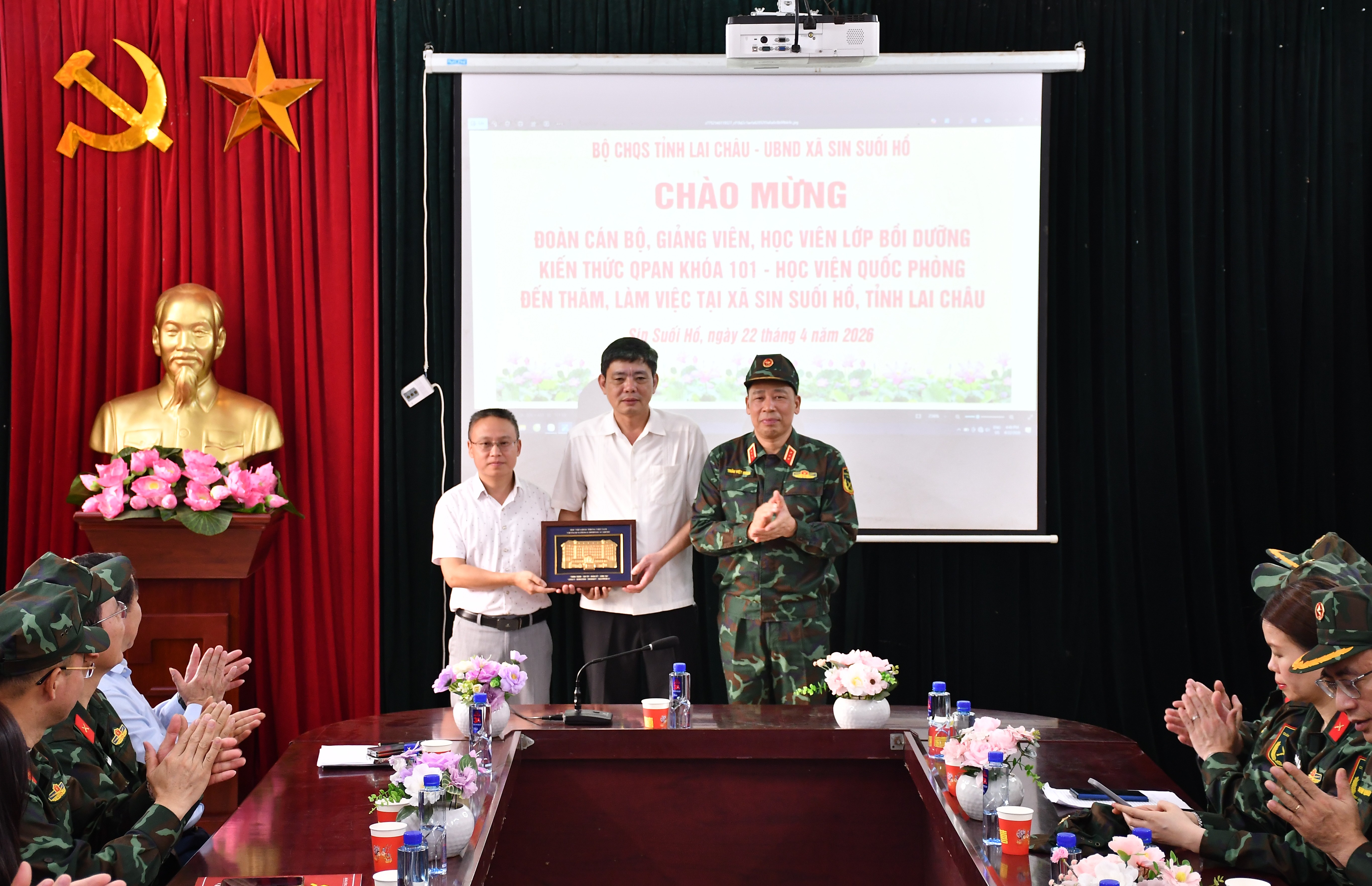 Đoàn công tác của Học viện Quốc phòng thăm và làm việc tại xã Sin Suối Hồ