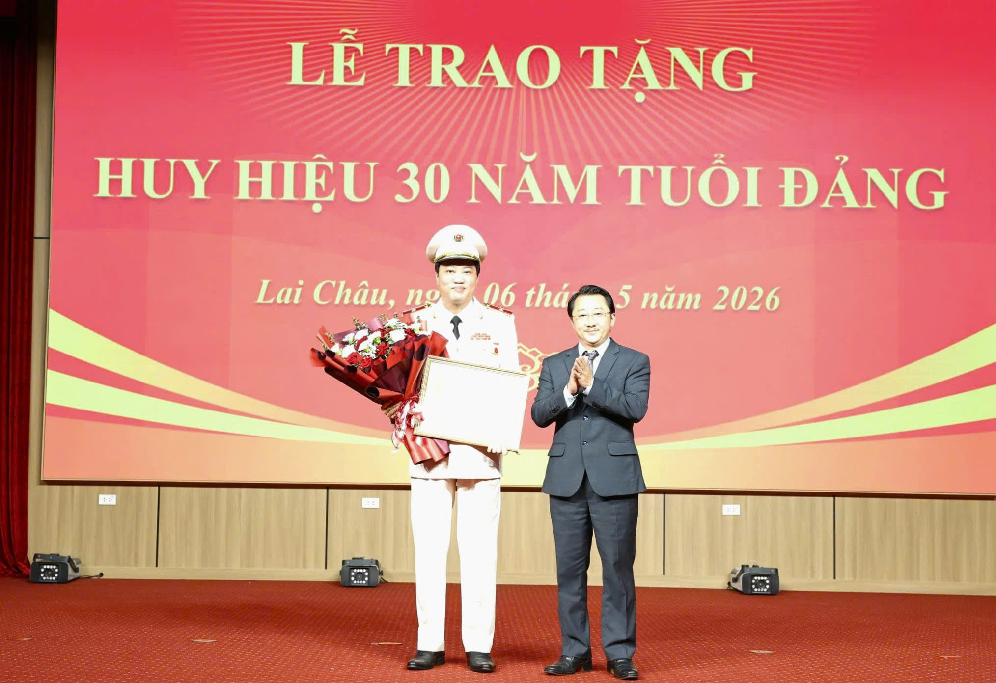 Đảng ủy Công an tỉnh Lai Châu: Công bố Quyết định và trao tặng Huy hiệu 30 năm tuổi Đảng