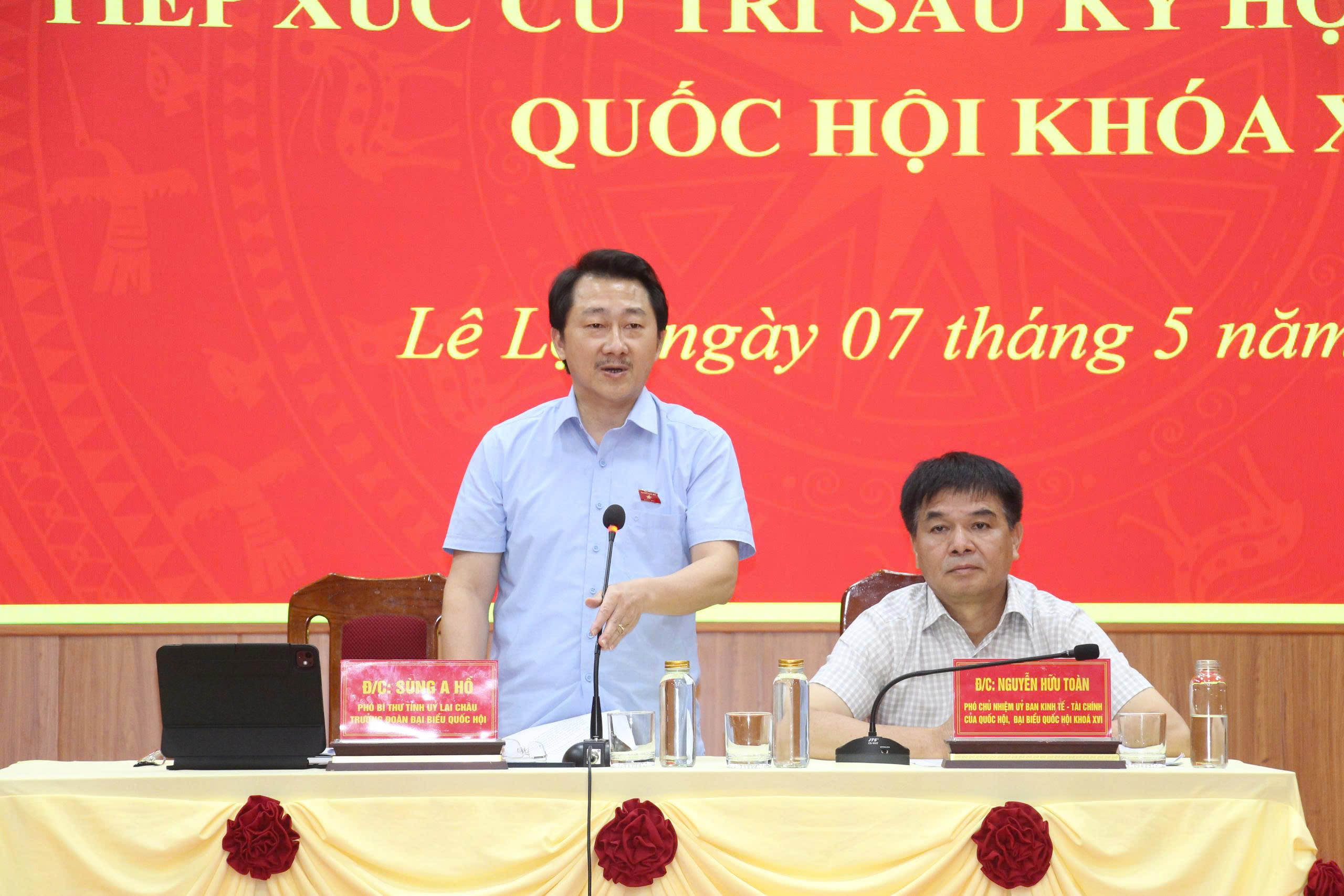 Đoàn đại biểu Quốc hội tỉnh Lai Châu tiếp xúc cử tri tại xã Lê Lợi
