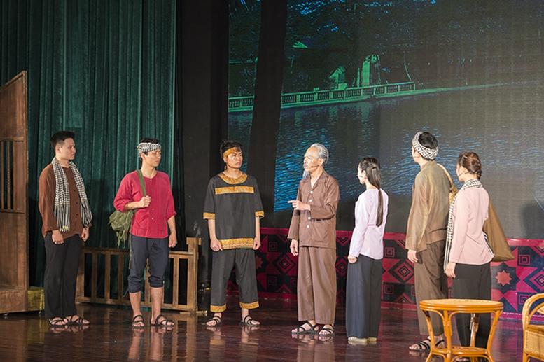 Tiếp tục công diễn miễn phí Chương trình nghệ thuật đặc biệt ca ngợi Bác Hồ - Ảnh 2. Tiếp tục công diễn miễn phí Chương trình nghệ thuật đặc biệt ca ngợi Bác Hồ - Ảnh 2.