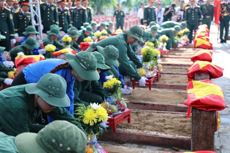 Đón 80 hài cốt liệt sĩ quân tình nguyện, chuyên gia Việt Nam hy sinh trên đất Lào trở về đất mẹ- Ảnh 10.