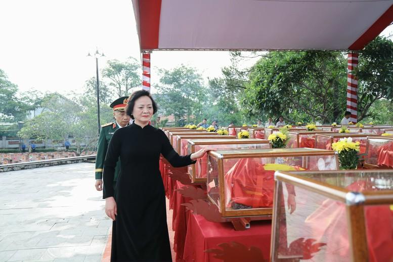 Đón 80 hài cốt liệt sĩ quân tình nguyện, chuyên gia Việt Nam hy sinh trên đất Lào trở về đất mẹ- Ảnh 5.
