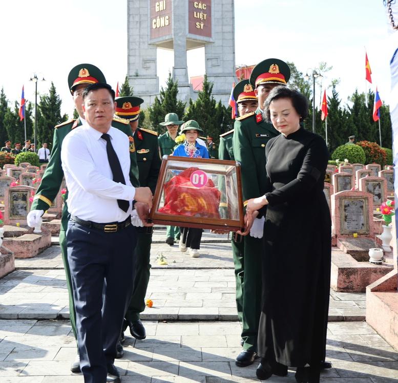 Đón 80 hài cốt liệt sĩ quân tình nguyện, chuyên gia Việt Nam hy sinh trên đất Lào trở về đất mẹ- Ảnh 7.