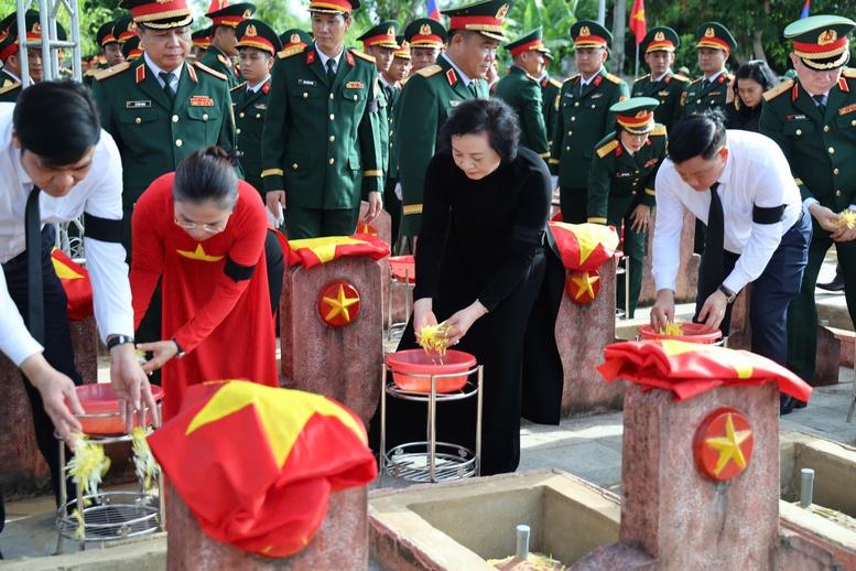 Đón 80 hài cốt liệt sĩ quân tình nguyện, chuyên gia Việt Nam hy sinh trên đất Lào trở về đất mẹ- Ảnh 8.