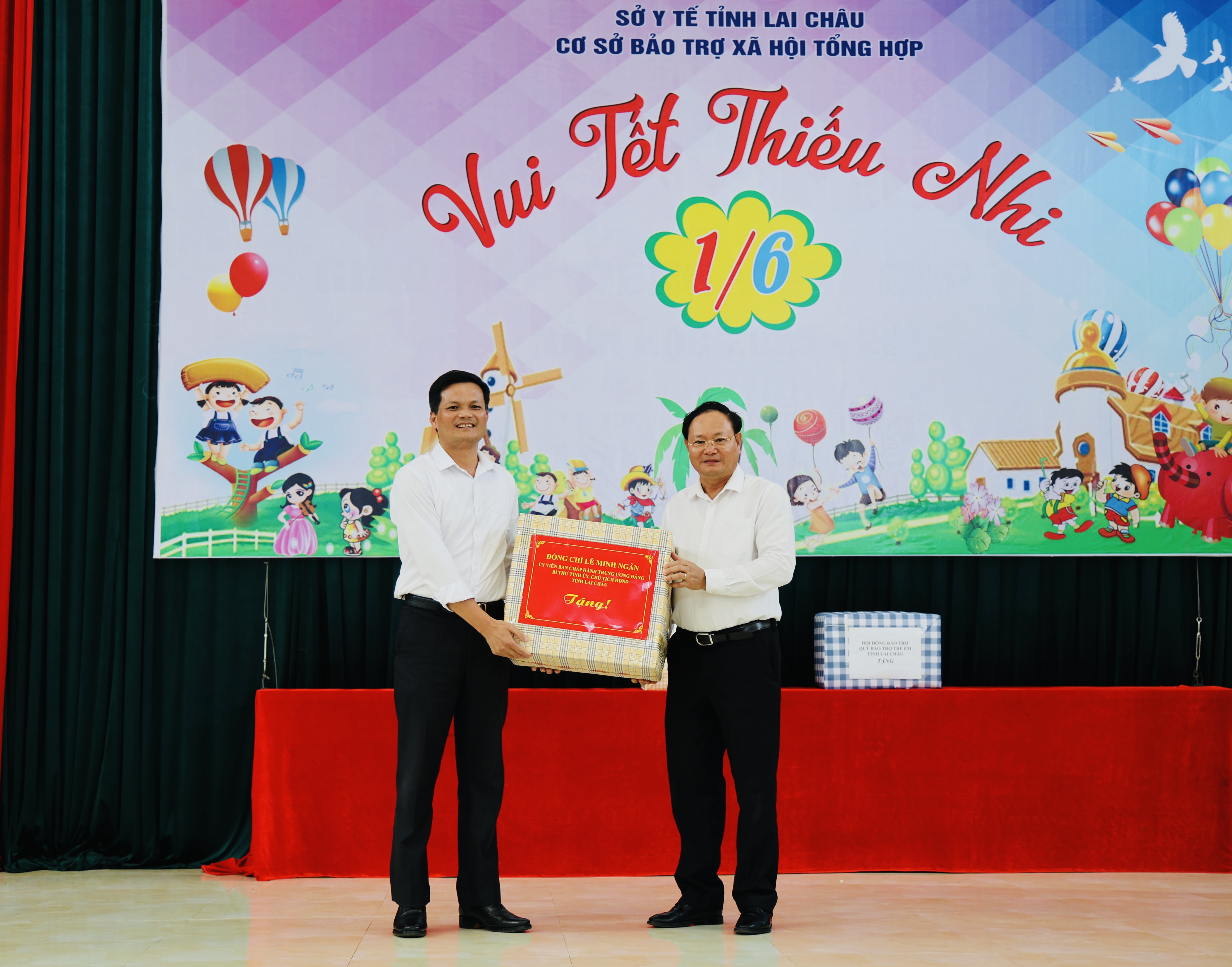 Đồng chí Bí thư Tỉnh ủy Lê Minh Ngân thăm, tặng quà các cháu tại Cơ sở Bảo trợ xã hội tổng hợp tỉnh