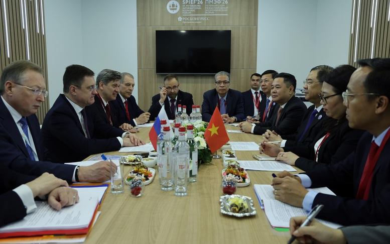 Phó Thủ tướng Thường trực Phạm Gia Túc làm việc với Phó Thủ tướng Nga Alexander Novak- Ảnh 1.
