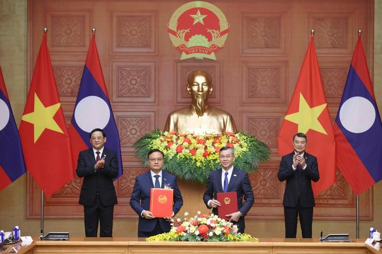 Việt Nam và Lào trao nhiều văn kiện hợp tác quan trọng- Ảnh 1. Việt Nam và Lào trao nhiều văn kiện hợp tác quan trọng- Ảnh 1.