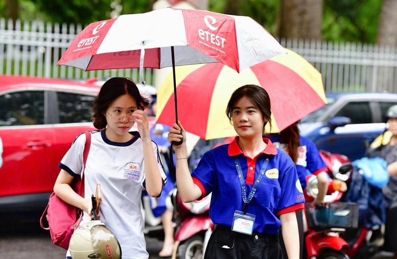Hôm nay, hơn 1,2 triệu thí sinh bước vào Kỳ thi tốt nghiệp THPT 2026- Ảnh 1. Hôm nay, hơn 1,2 triệu thí sinh bước vào Kỳ thi tốt nghiệp THPT 2026- Ảnh 1.