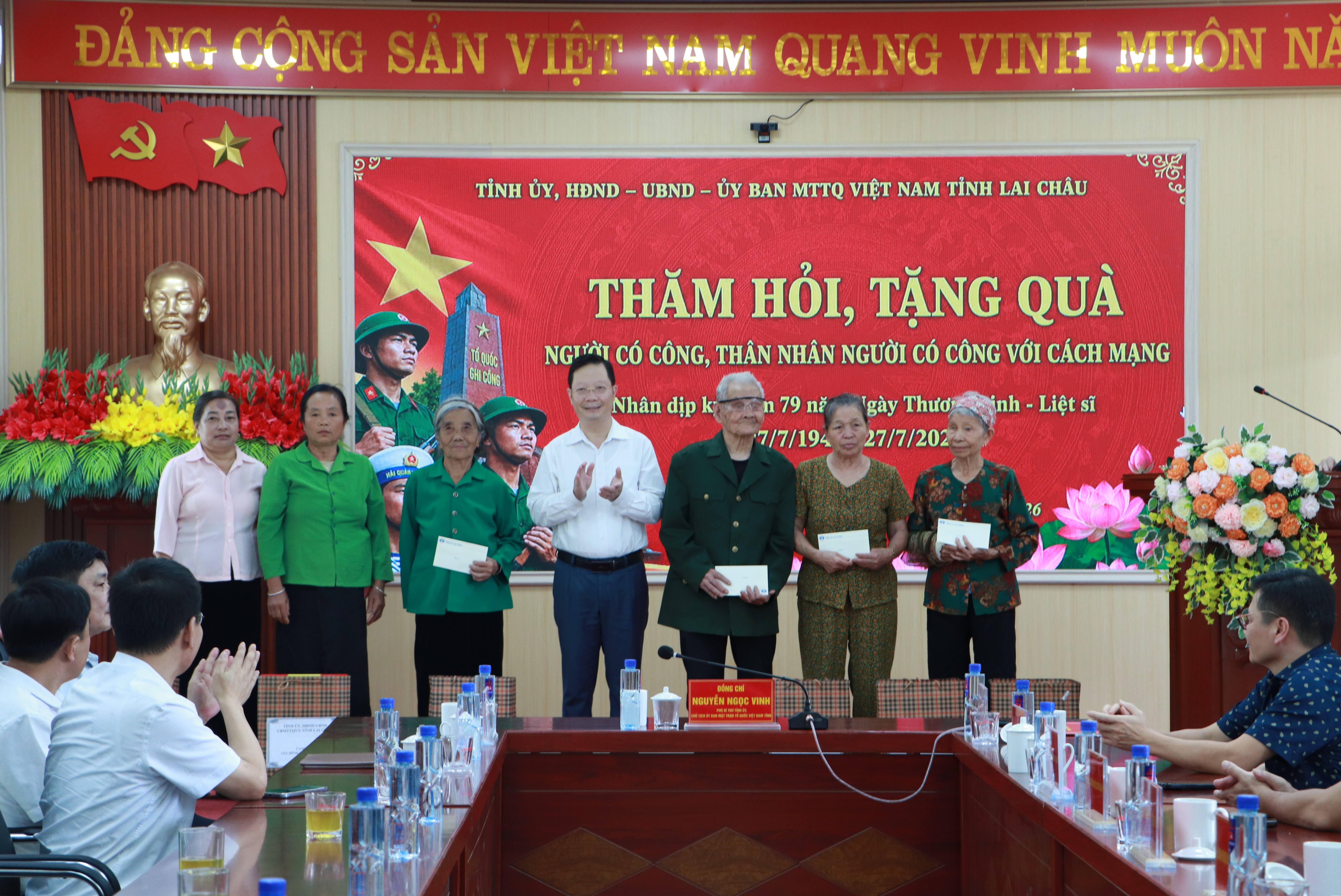 Đồng chí Nguyễn Ngọc Vinh - Phó Bí thư Tỉnh ủy, Chủ tịch Ủy ban Mặt trận Tổ quốc Việt Nam tỉnh thăm hỏi, tặng quà các gia đình người có công trên địa bàn xã Sin Suối Hồ
