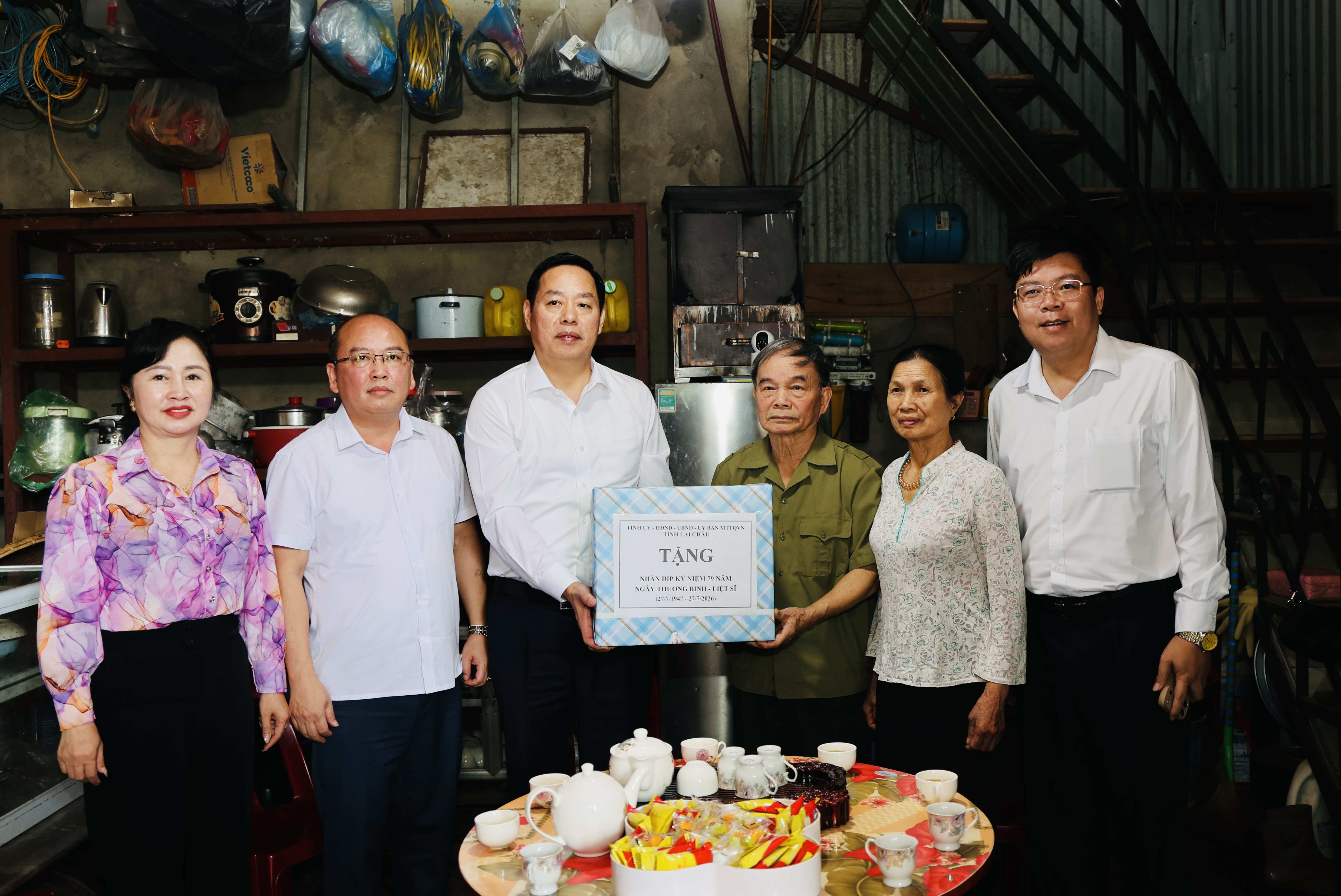 Chủ tịch UBND tỉnh Hà Quang Trung thăm và tặng quà người có công, thân nhân người có công tại xã Sìn Hồ