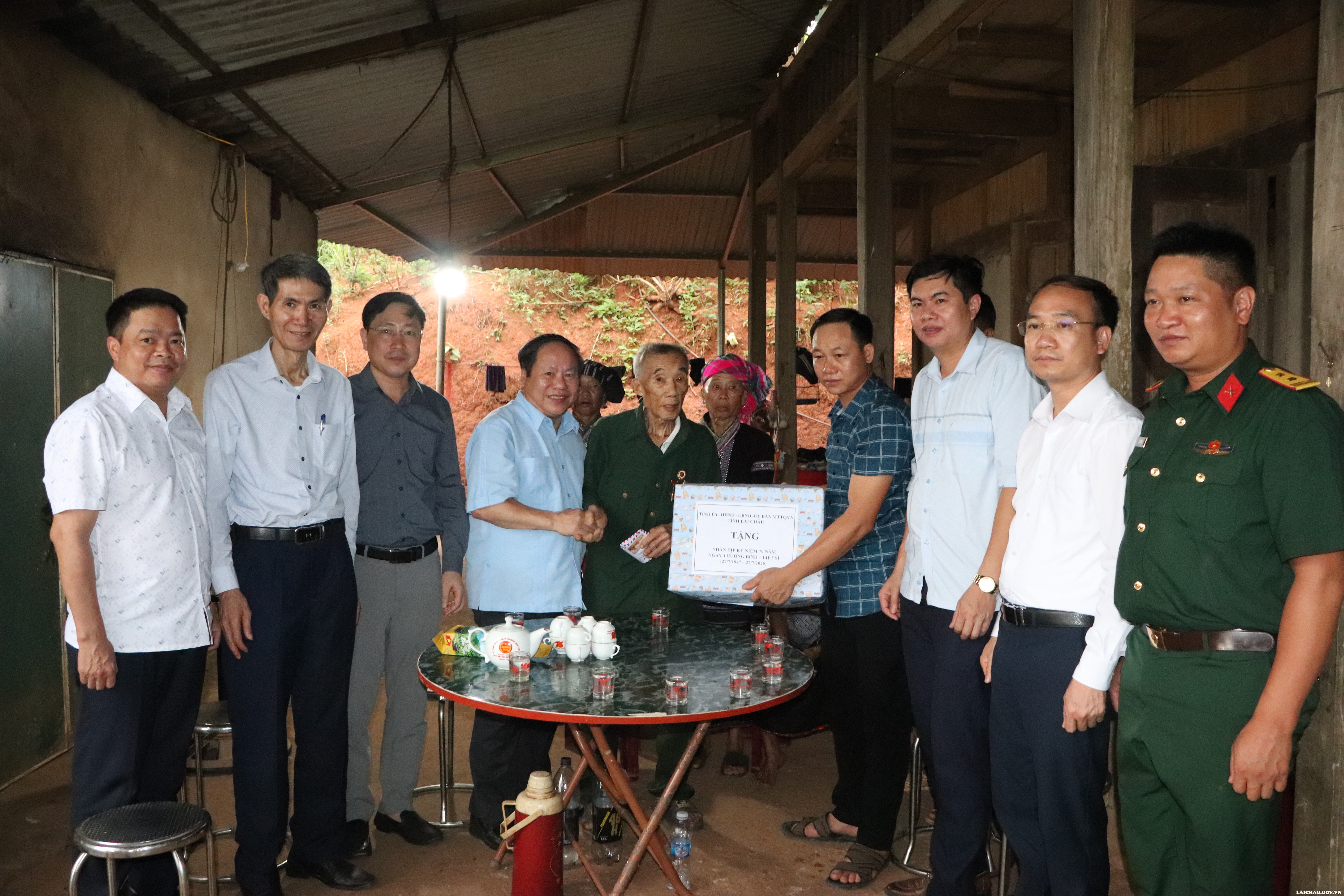Phó Chủ tịch Thường trực UBND tỉnh Tống Thanh Hải thăm hỏi, tặng quà nhân dịp 79 năm Ngày Thương binh - Liệt sĩ trên địa bàn xã Nậm Tăm, Nậm Cuổi